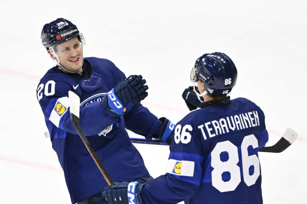Eeli Tolvanen hehkutti Eppu Normaalia laulaneita faneja – ”Nyt ne Suomi-fanit tuli oikeasti” Eeli Tolvanen hehkutti Eppu Normaalia laulaneita faneja – ”Nyt ne Suomi-fanit tuli oikeasti”