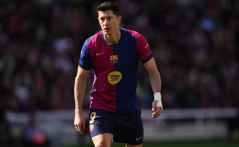 Barcelonan Robert Lewandowski teloi oman joukkueensa pelaajan Barcelonan Robert Lewandowski teloi oman joukkueensa pelaajan